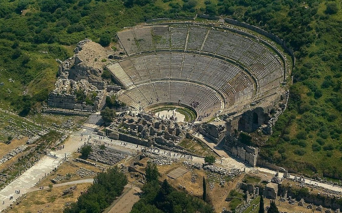 Kursun ön kapısında güneşli bir köşede